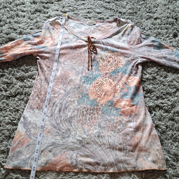 One world | Pink Rose colorful cropped sleeve shirt with rhinestones - Picture 11 of 12